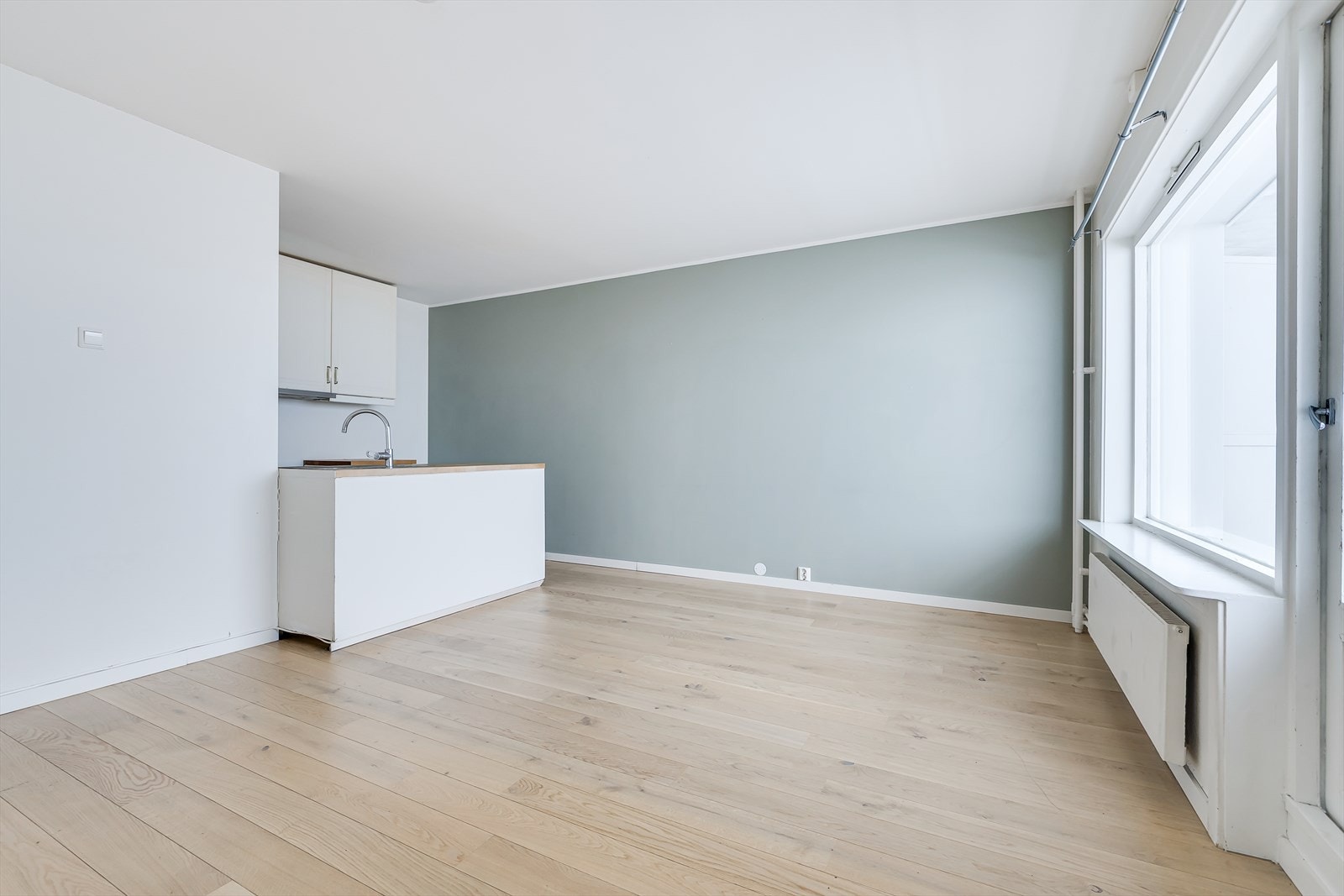 Leiligheten har en lys og åpen planløsning med tidsriktige overflater Galleribilde