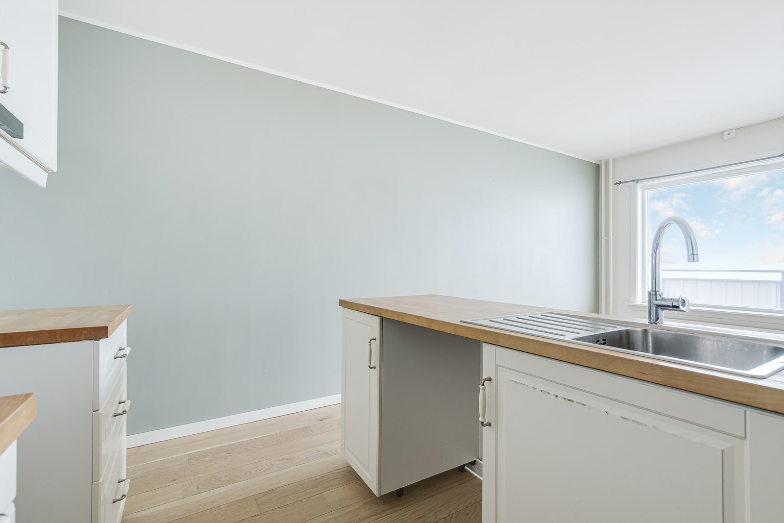 Den åpne løsningen bidrar til et luftig og sosialt oppholdsrom Galleribilde