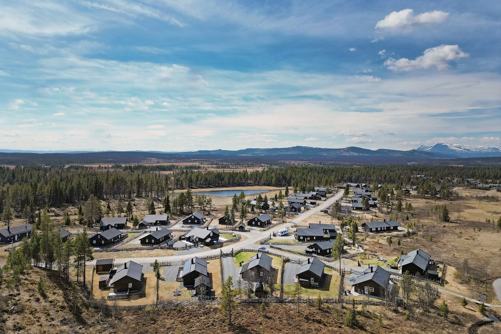 Et steinkast ligger det en gapahuk. Fint sted å samles for å nyte grillet måltider og fin utsikt. Galleribilde