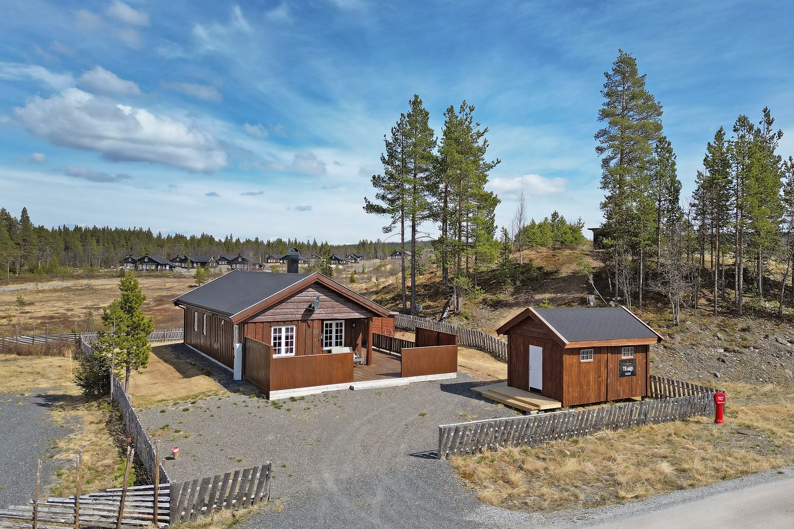 Hytten har en stor innbydene veranda med plass til flere sittegrupper. Galleribilde