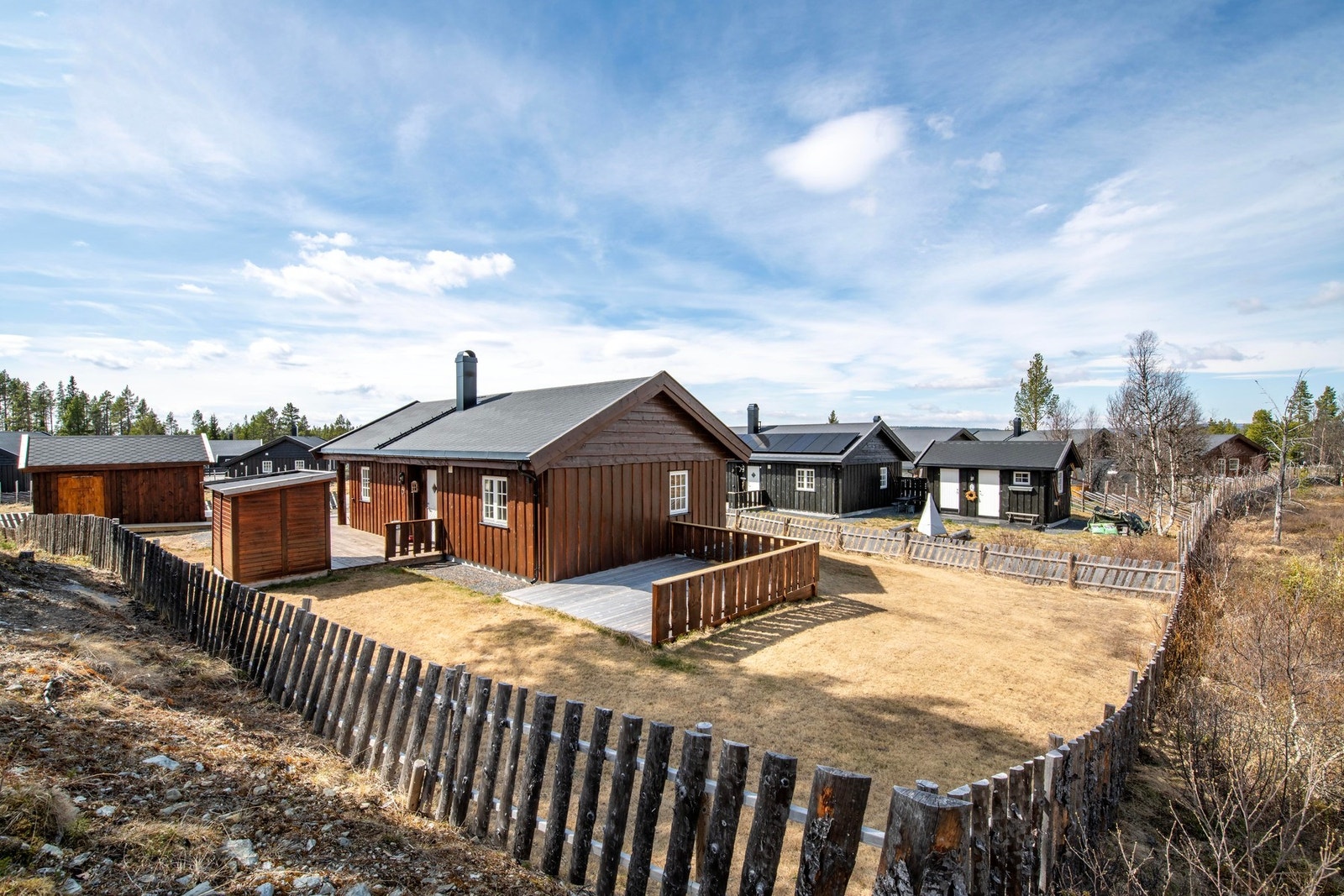 Sanderstølen ligger fint til, omringet av flotte fjell og fin norsk natur. Galleribilde