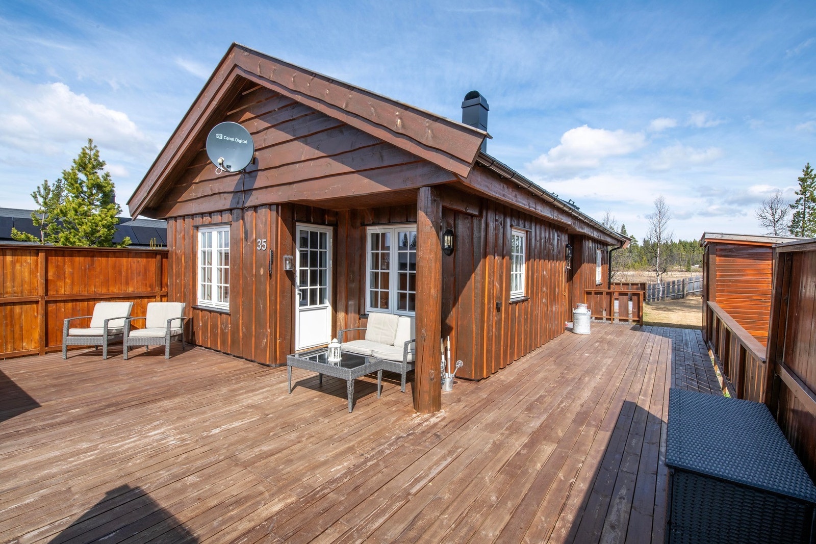Hytten har to store boder med god plass til oppbevaring av ved og aktivitetsutstyr. Galleribilde