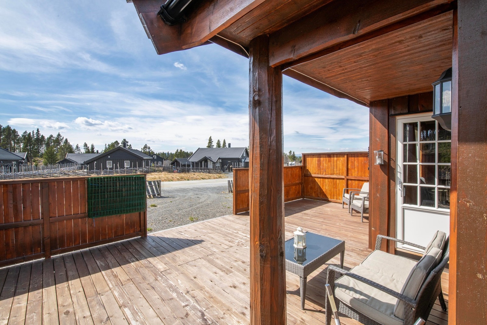 Delvis overbygget terrasse med trepanel og utsikt mot snødekt landskap Galleribilde