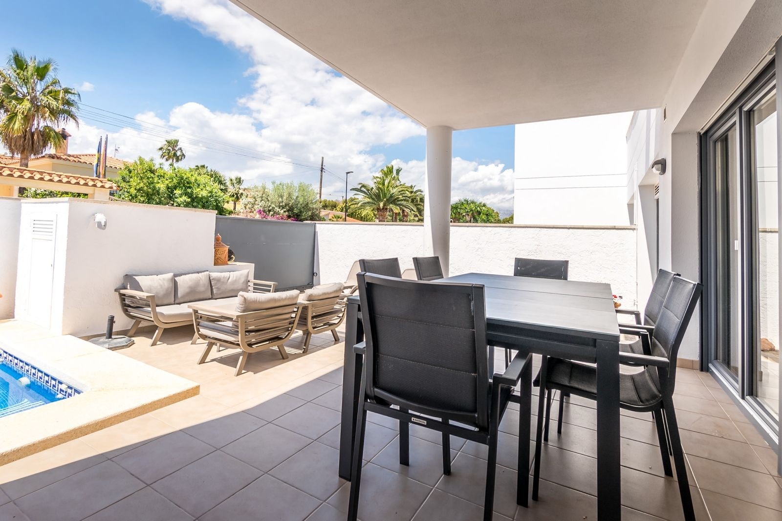 Glassdørene fra stue og kjøkken kan åpnes helt opp for ute/inne-følelse Galleribilde