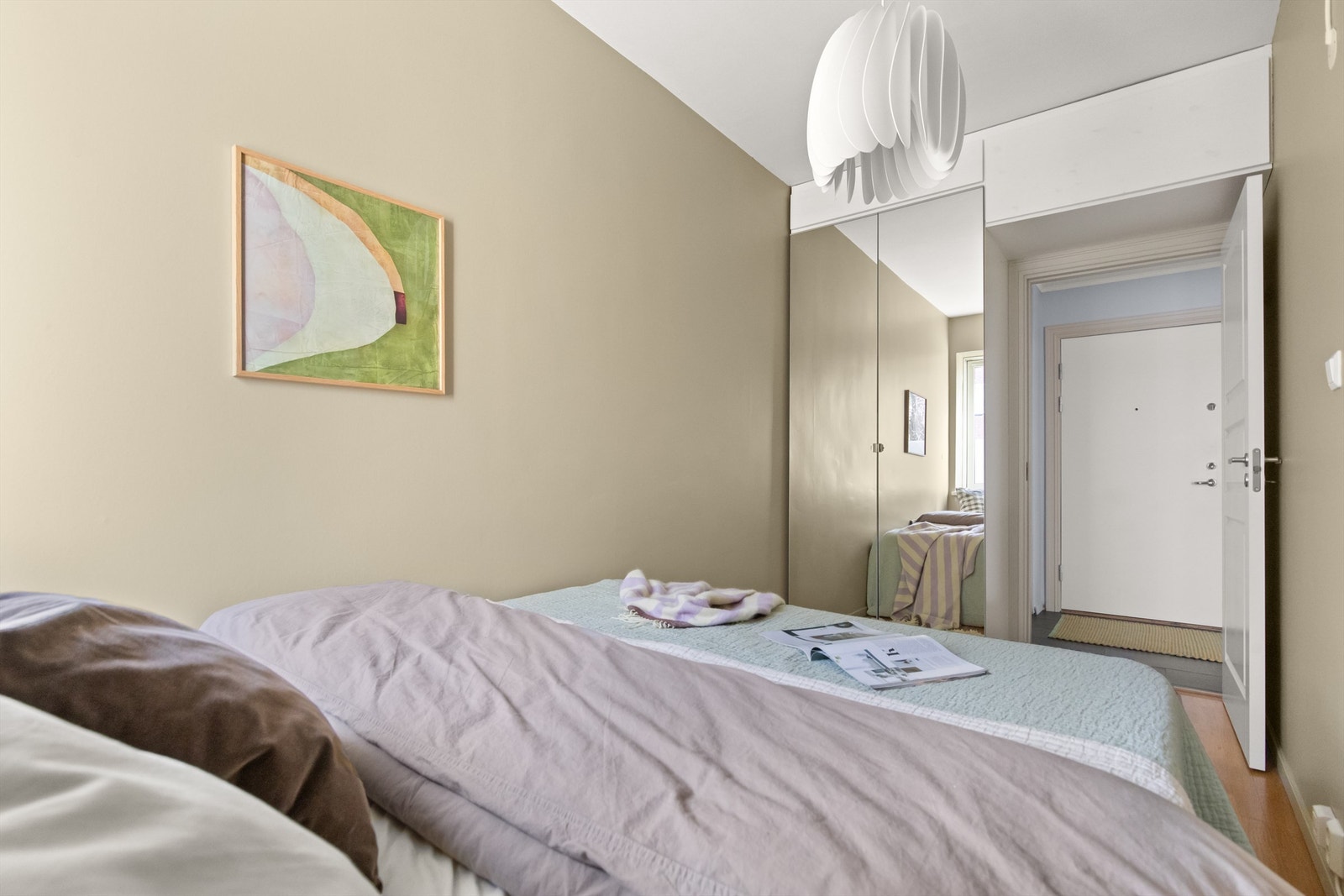 Det er rikelig med oppbevaringsplass i garderobeskap med speilfronter. Sømløst over døren er det montert et praktisk og dypt skap, med gode oppbevaringsmuligheter. Galleribilde