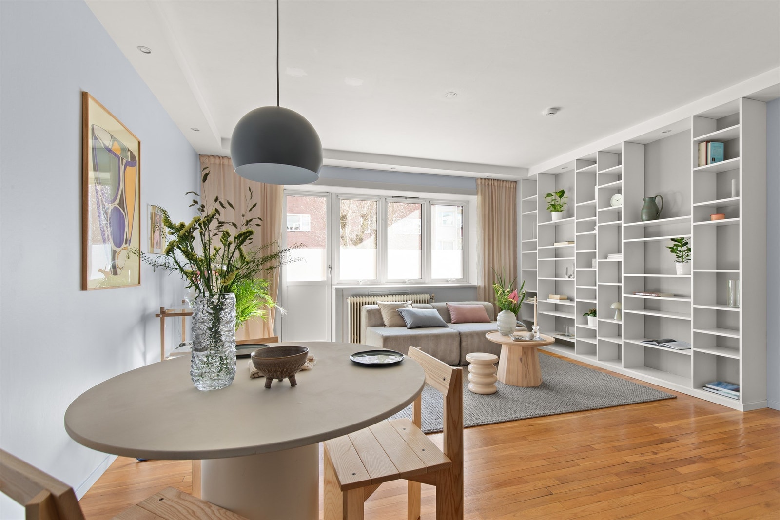 Stuen er romslig med god planløsning og kan enkelt innredes med en hyggelig sofagruppe med tilhørende sofabord og annet ønskelig stuemøblement. Galleribilde