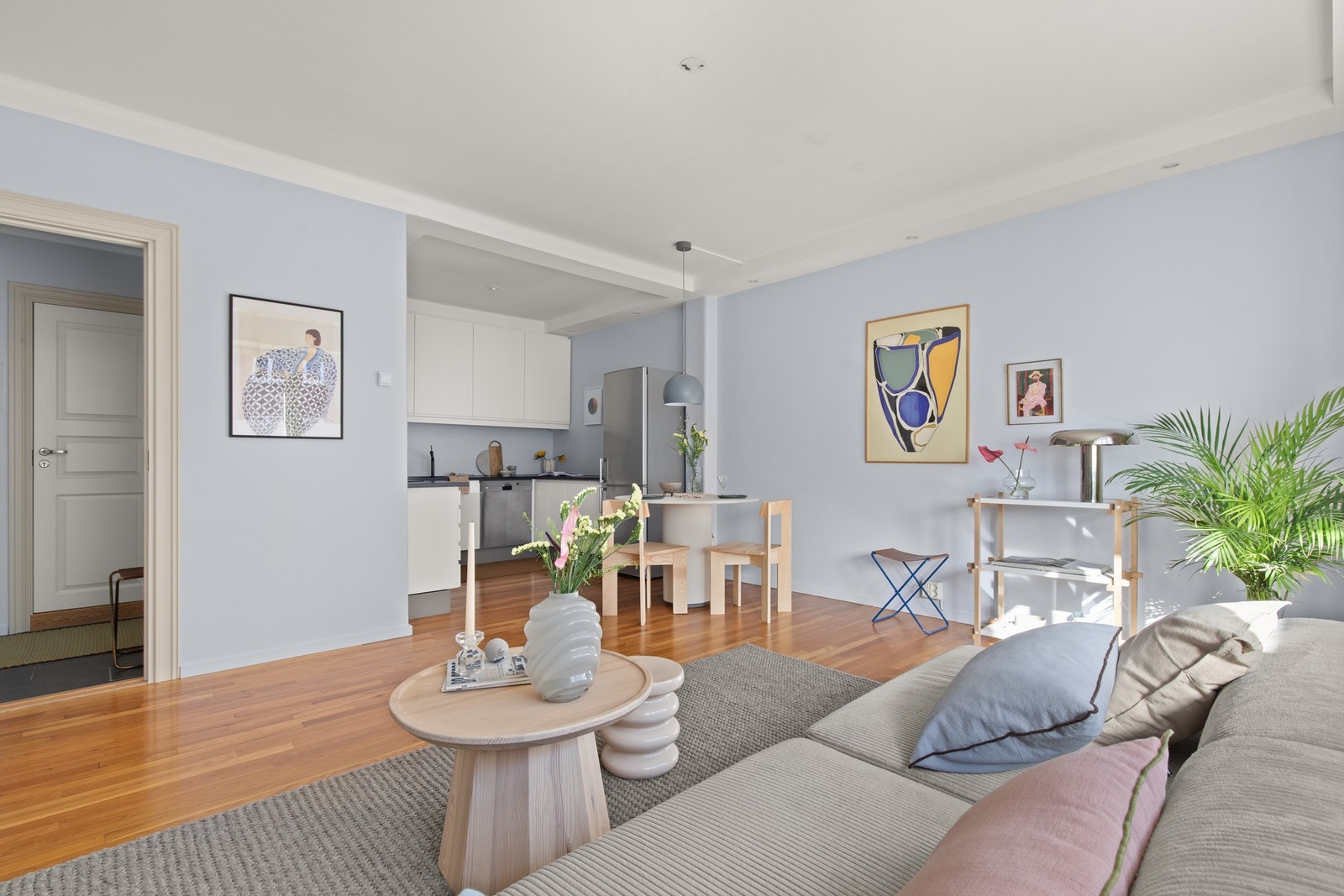 I fin overgang mellom stue og kjøkken er det en naturlig plass for å innrede med en spisegruppe der venner og familie kan inviteres på middagsselskaper. Galleribilde