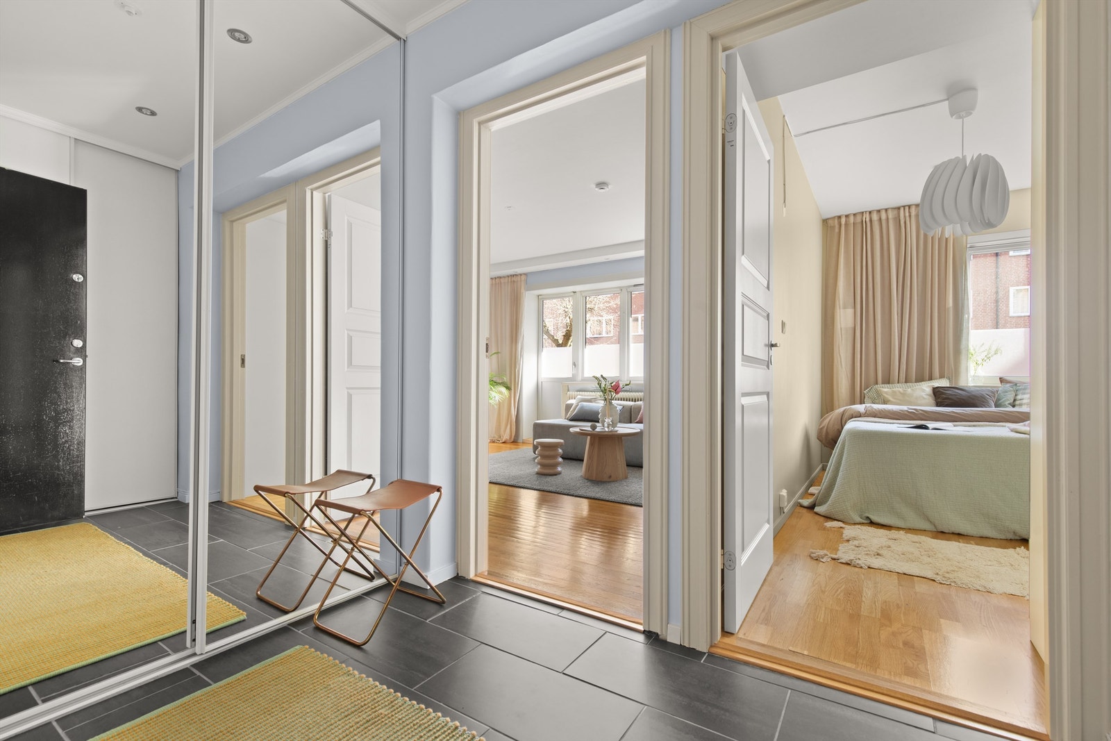 Det er rikelig med oppbevaringsplass i to romslige skyvedørsgarderober. Entréen knytter boligens rom fint sammen. Galleribilde