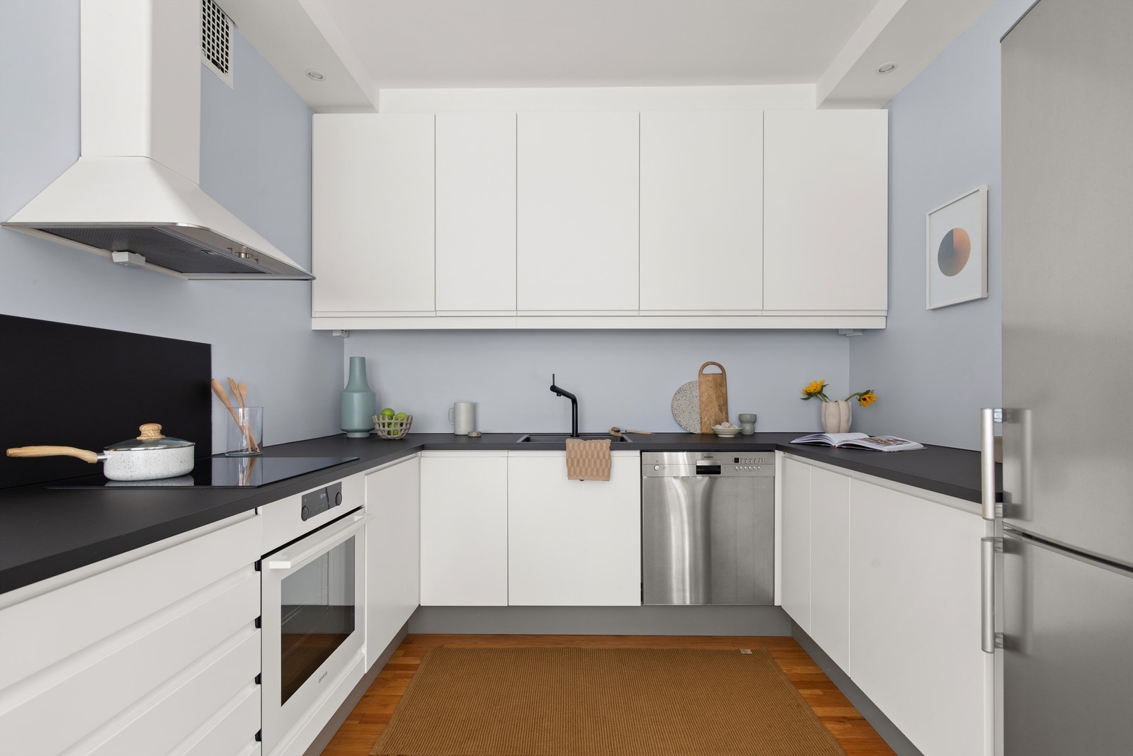 Det er rikelig med oppbevaringsplass i skap og skuffer. Den gode benkeplassen gjør det enkelt å diske opp middager. Galleribilde