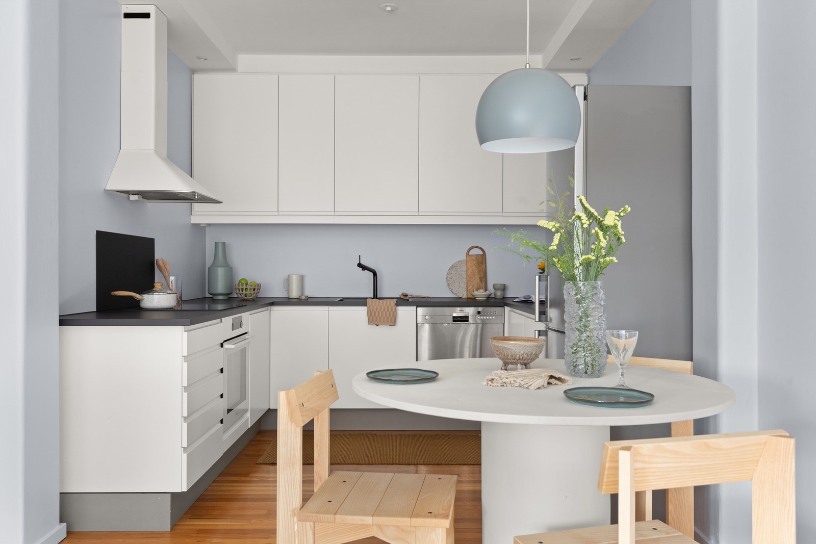 Kjøkkeninnredningen er fra IKEA og er av glatte fronter og benkeplate i laminat med nedfelt vaskekum. Galleribilde