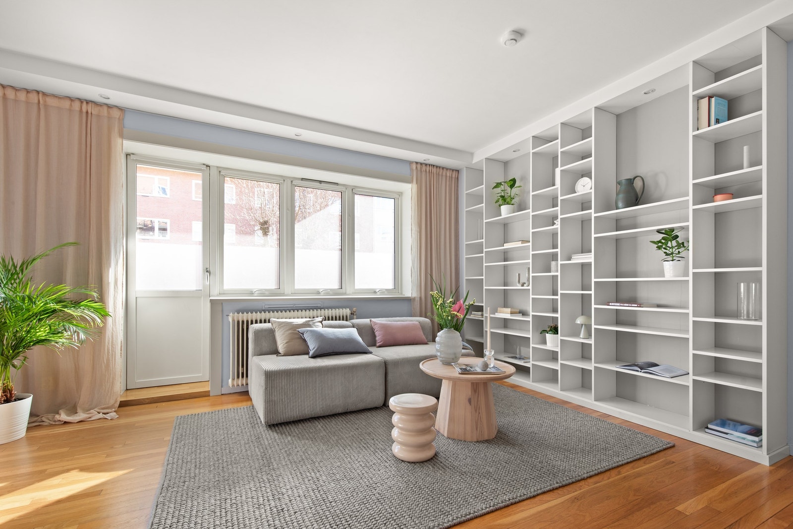 Det er store vindusflater som slipper inn rikelig med lys og skaper en lys og luftig atmosfære i stuen. Galleribilde