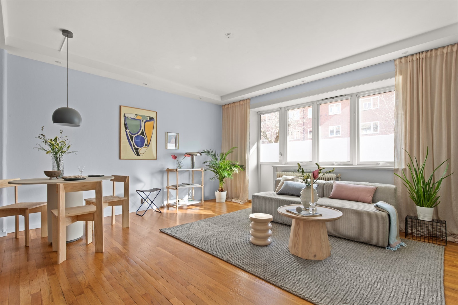 En lys og arealeffektiv 2-roms andelsleilighet med stilrene overflater og en herlig fransk balkong. Galleribilde