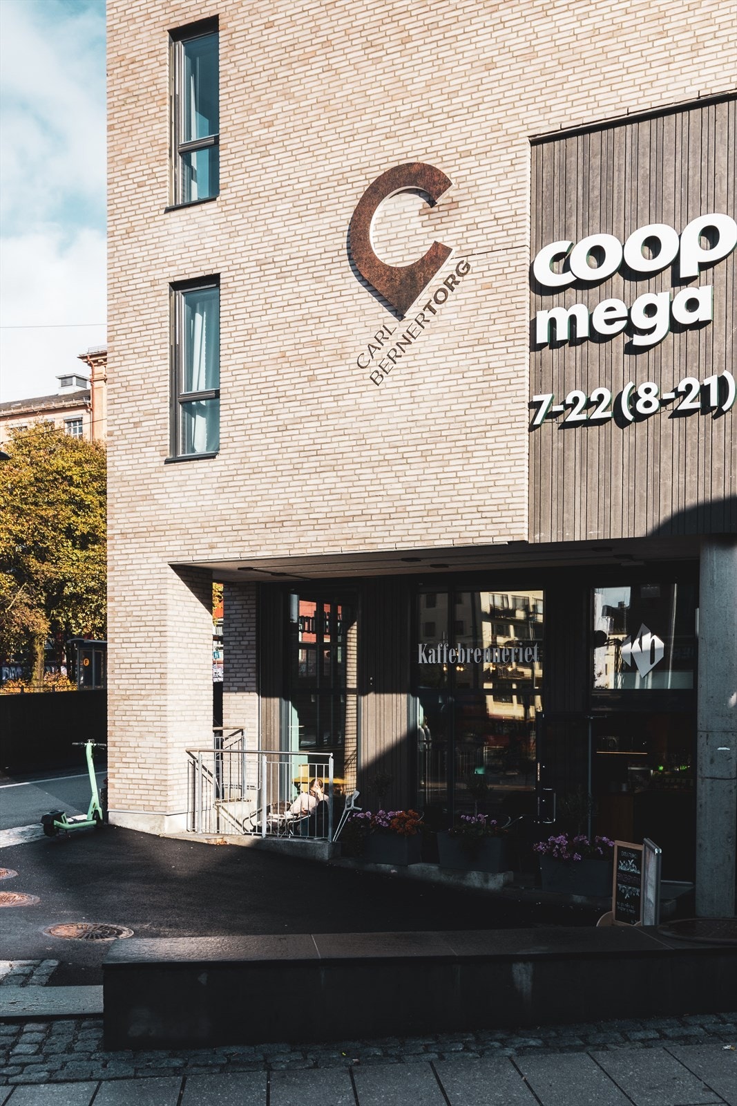 På Carl Berners plass finner du også en rekke servicetilbud og fasiliteter på Carl Berner Torg og Carl Berner passasjen, med blant annet Coop Mega, Blomsterbutikk og flere hyggelige kaféer og spisesteder. Galleribilde