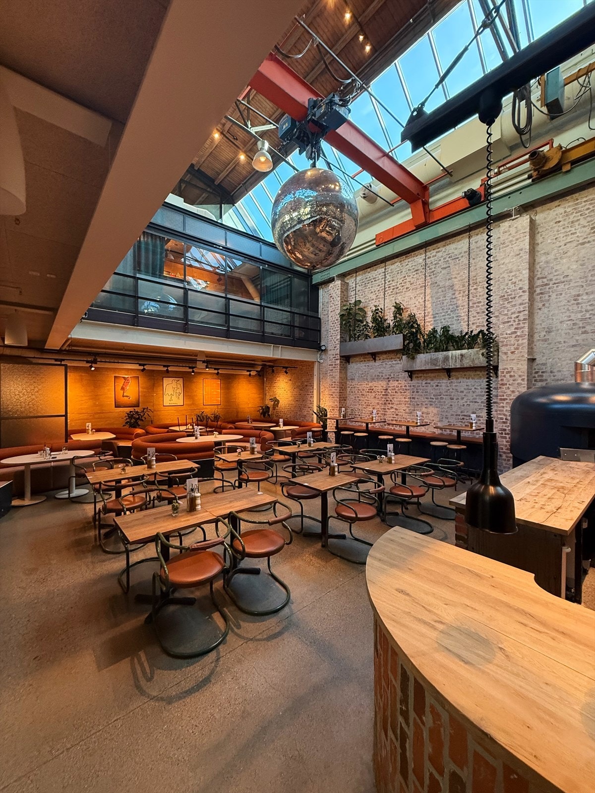 Fordelt over en kafé & bar, restaurant, uteservering, vinbar, og to store arrangementsrom blir den gamle fabrikken igjen fylt med liv og røre, og gir puls til en bydel av Oslo i enorm vekst. Galleribilde