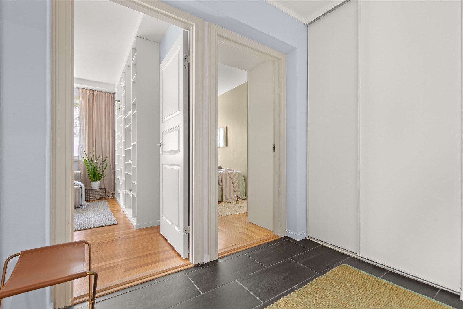 Velkommen inn! Leilighetens entré er lys og innbydende og gir et godt førsteinntrykk av boligen. Galleribilde