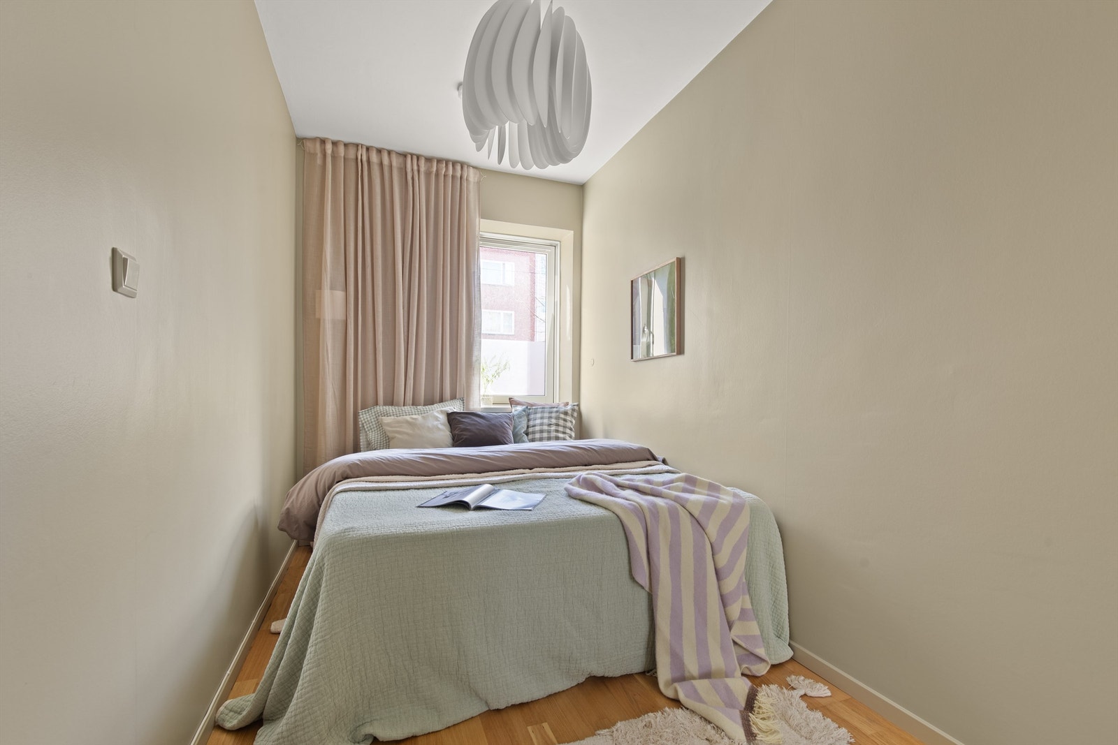 Leilighetens soverom er av god størrelse og kan enkelt innredes med dobbeltseng og tilhørende nattbord. Galleribilde