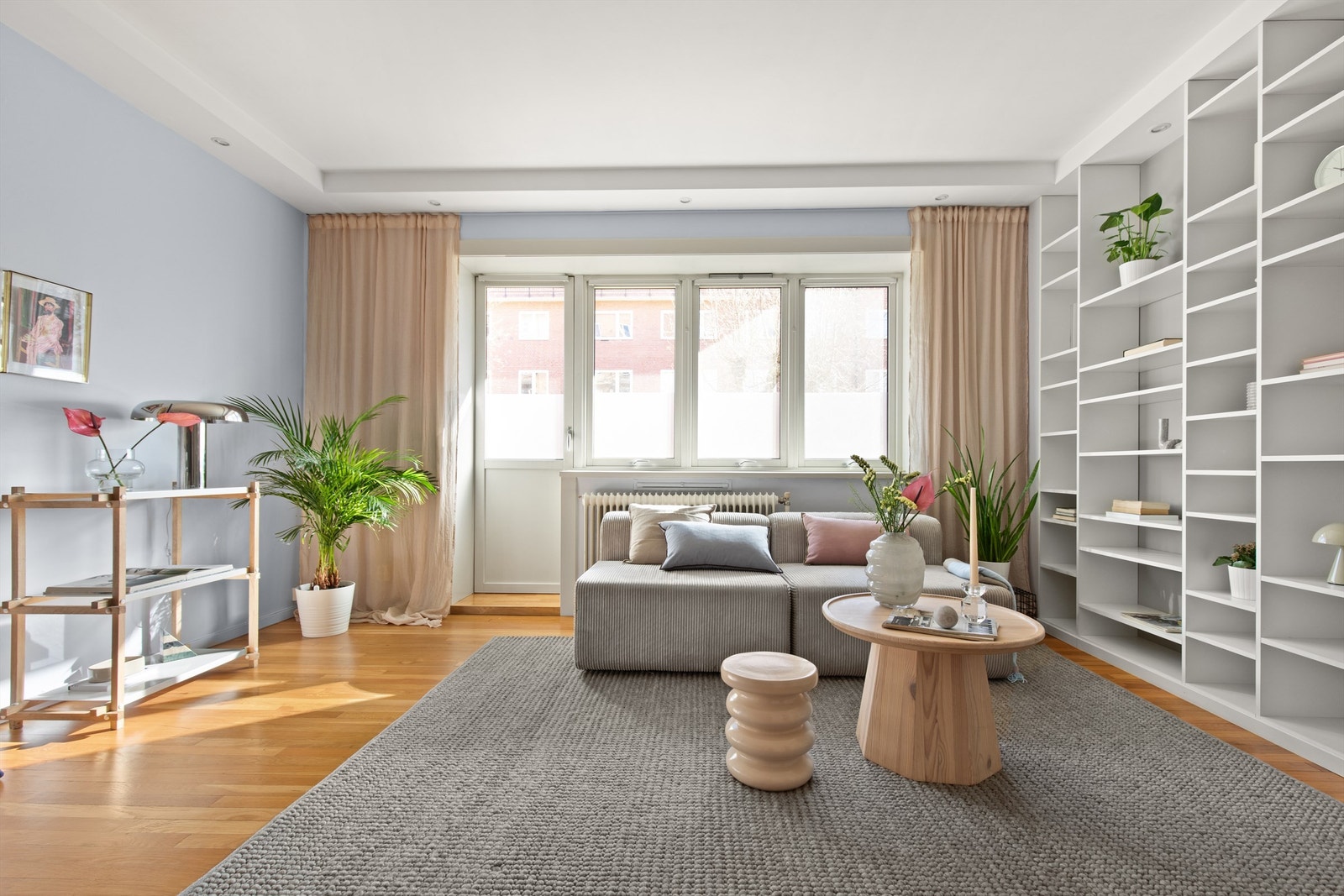 Stuen har også en herlig fransk balkong som bidrar til den luftige atmosfæren. Galleribilde