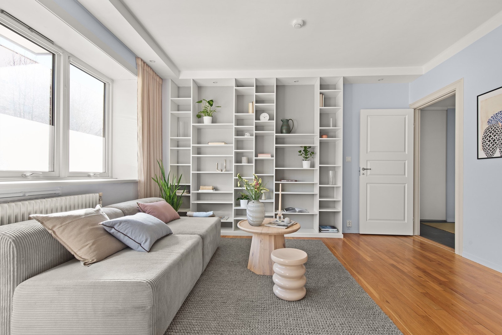 I stuen er det en praktisk og fin plassbygget bokhylle med gode oppbevaringsmuligheter. Galleribilde