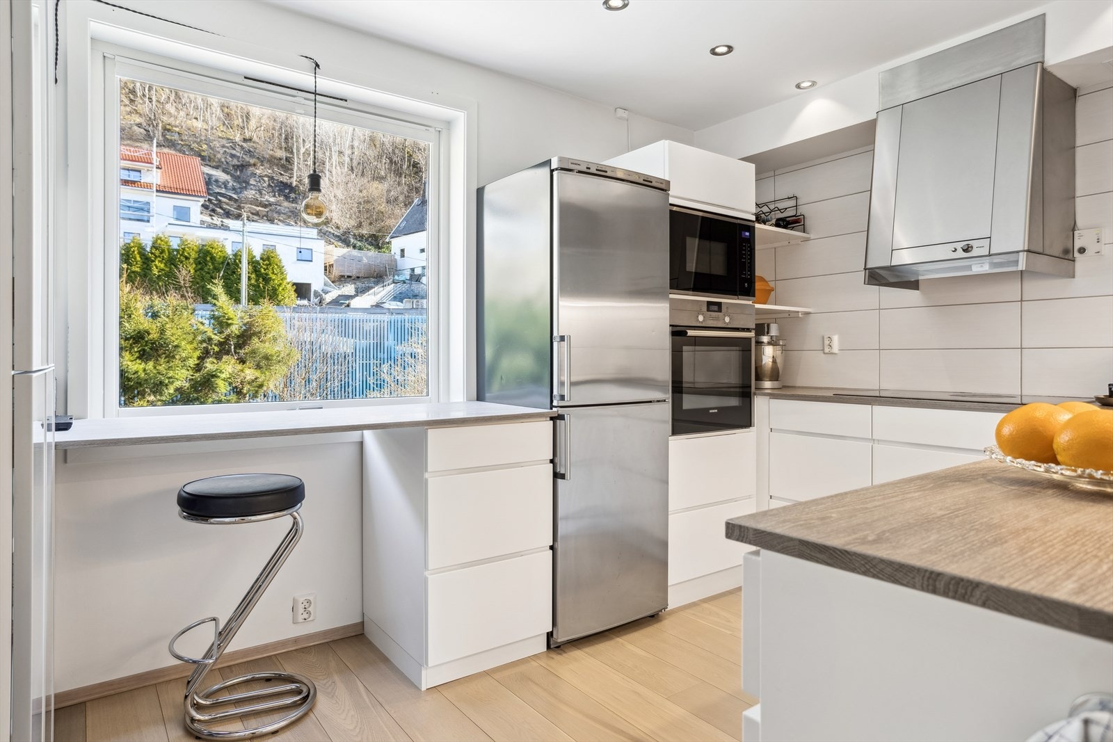 Funksjonelt og stilrent kjøkken med innredning fra Kvik (2015) og Ikea (2017). Galleribilde