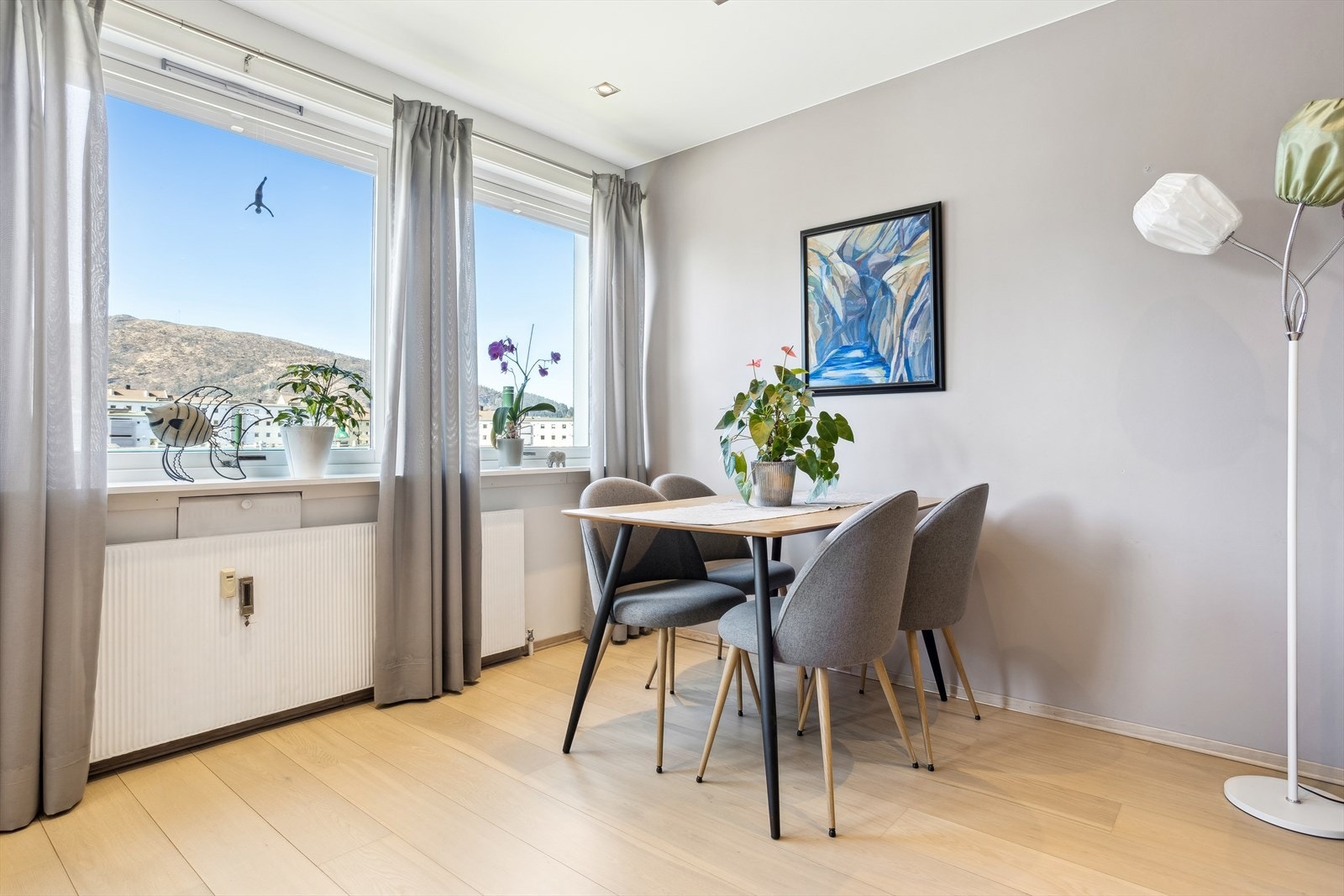 Lys og trivelig stue med store vindusflater som slipper inn rikelig med dagslys. Radiatorvarme (inkludert i fellesutgifter) gir en lun varme. Galleribilde