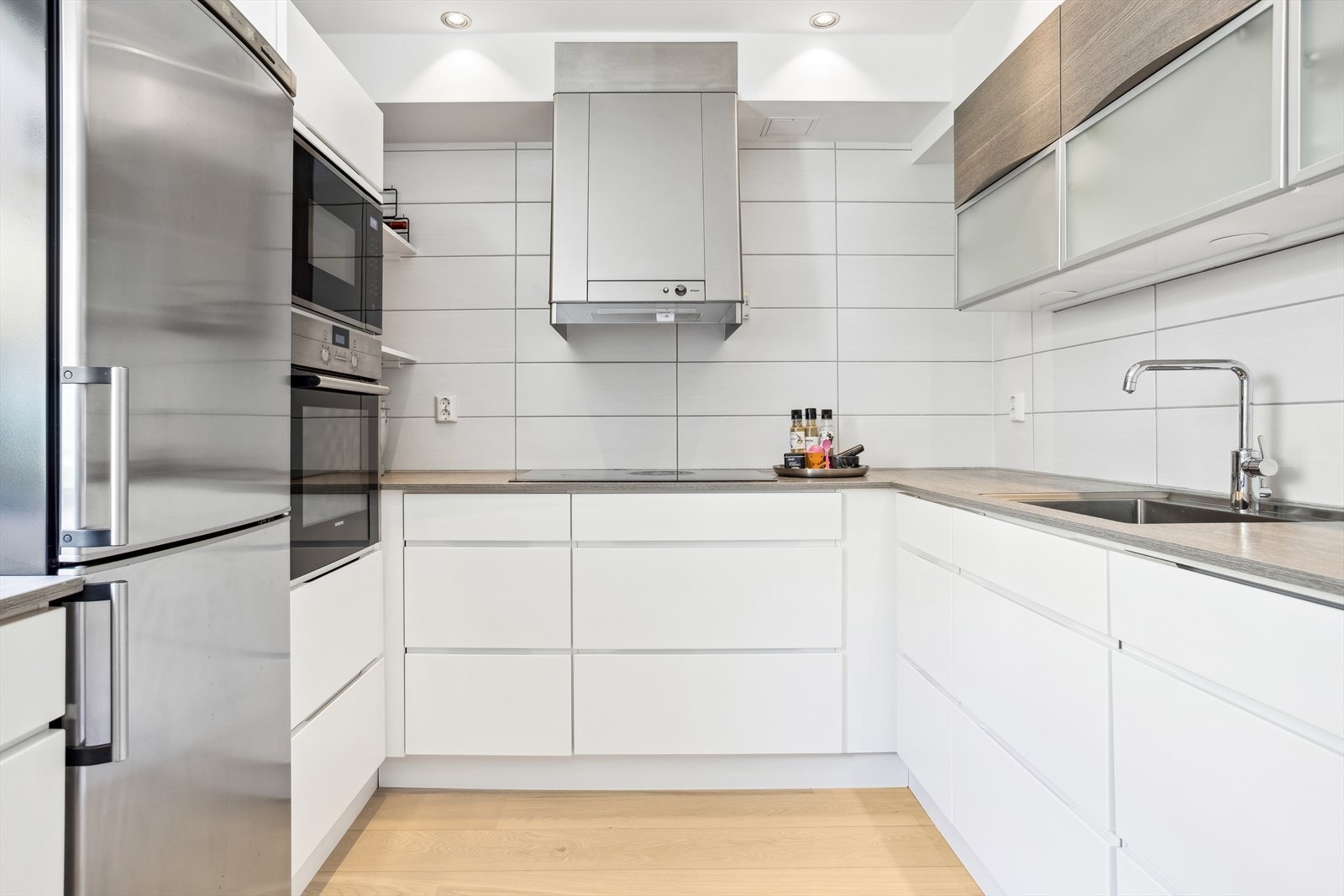 Funksjonelt og stilrent kjøkken med innredning fra Kvik (2015) og Ikea (2017). Galleribilde