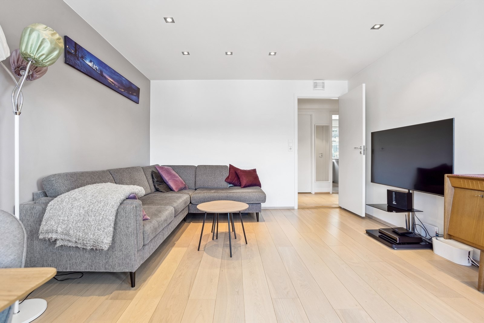 1-stavs parkettgulv og duse fargevalg gir stuen et moderne uttrykk. Galleribilde