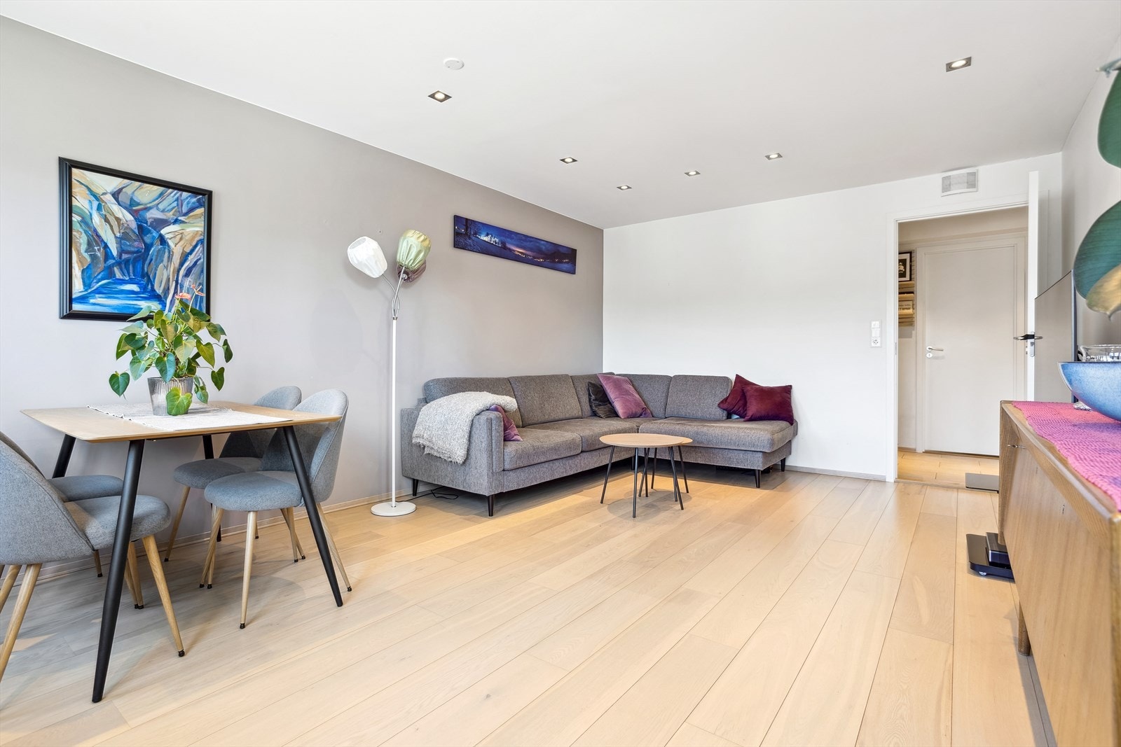 Et rom med god plass til både sofakrok og spisegruppe. Galleribilde