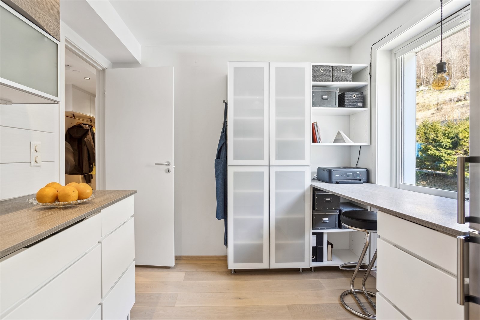 Bardiskløsning ved vindu. Integrert stekeovn, steketopp, micro og oppvaskmaskin. Åpning for kjøleskap/frys. Galleribilde