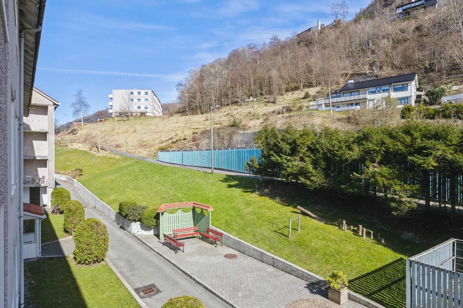 Utsikt fra kjøkken over borettslagets grøntarealer. Galleribilde