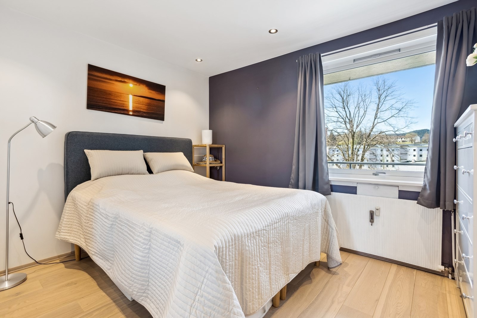 Romslig hovedsoverom med god plass til dobbeltseng. Stor skyvedørsgarderobe. Galleribilde