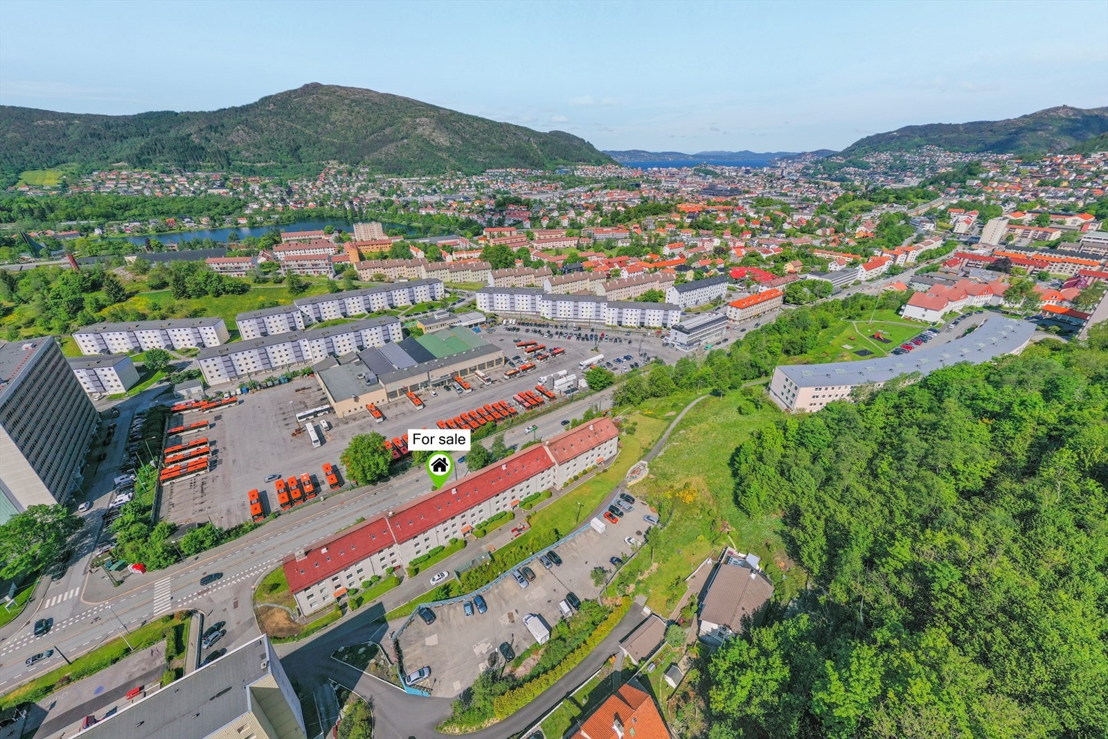 Sentral beliggenhet med kort vei til buss, butikk, turområder og det meste man har behov for i hverdagen. Galleribilde