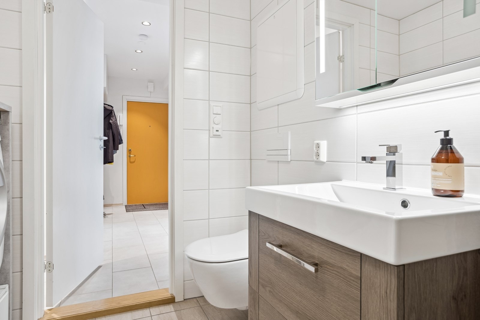 Delikat, helfliset bad fra 2018 oppgradert i regi av borettslaget. Galleribilde