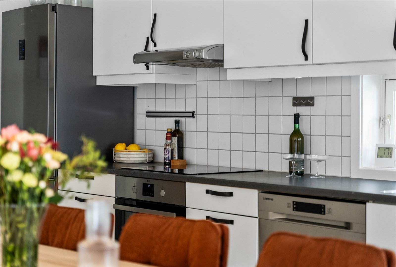 Kjøkkenet er utstyrt med plateopp, stekeovn, oppvaskmaskin, samt plass til frittstående kjøl/fryseskap som medfølger Galleribilde