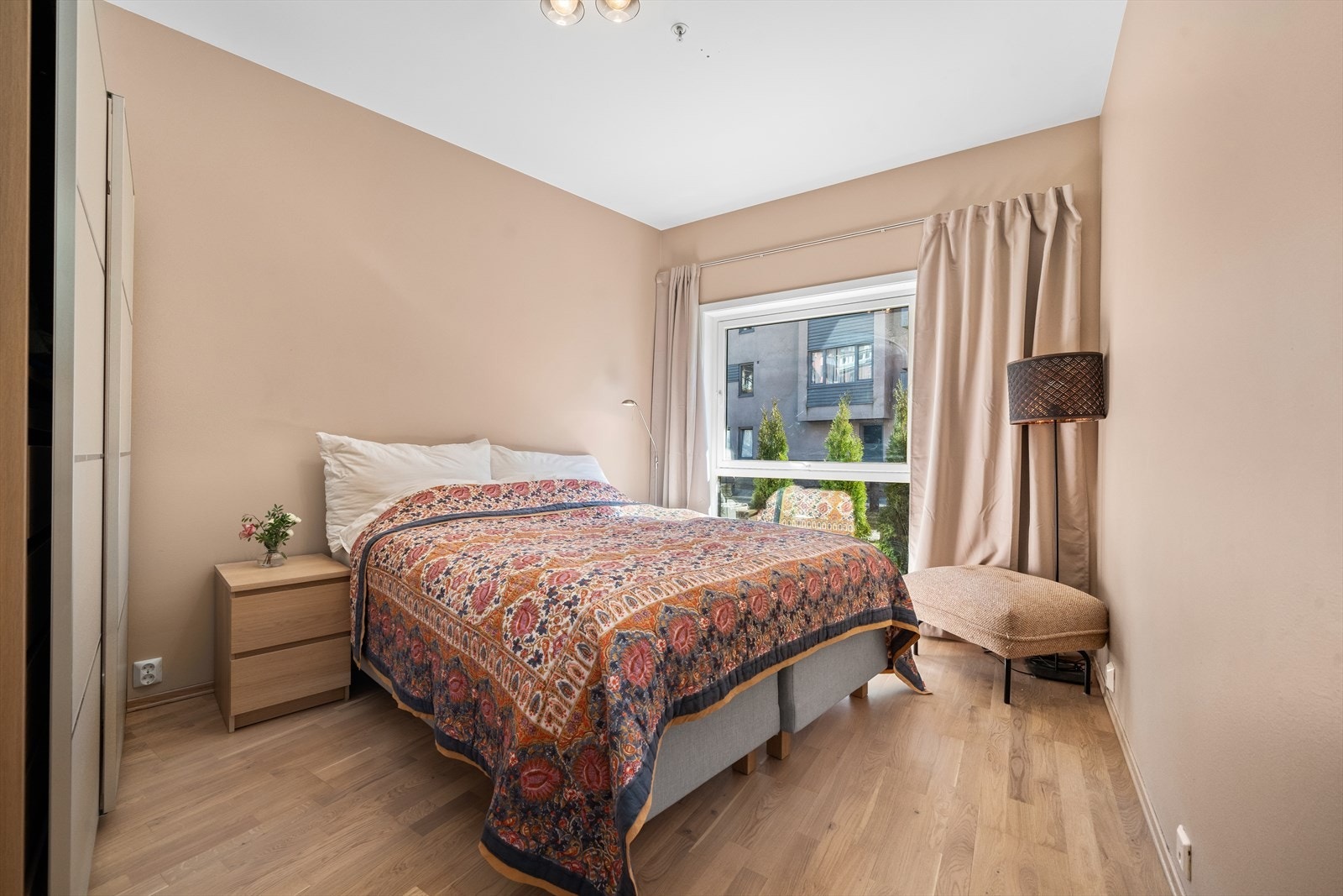 Hovedsoverommet er malt i en lun farge og har rikelig med lysinnslipp Galleribilde