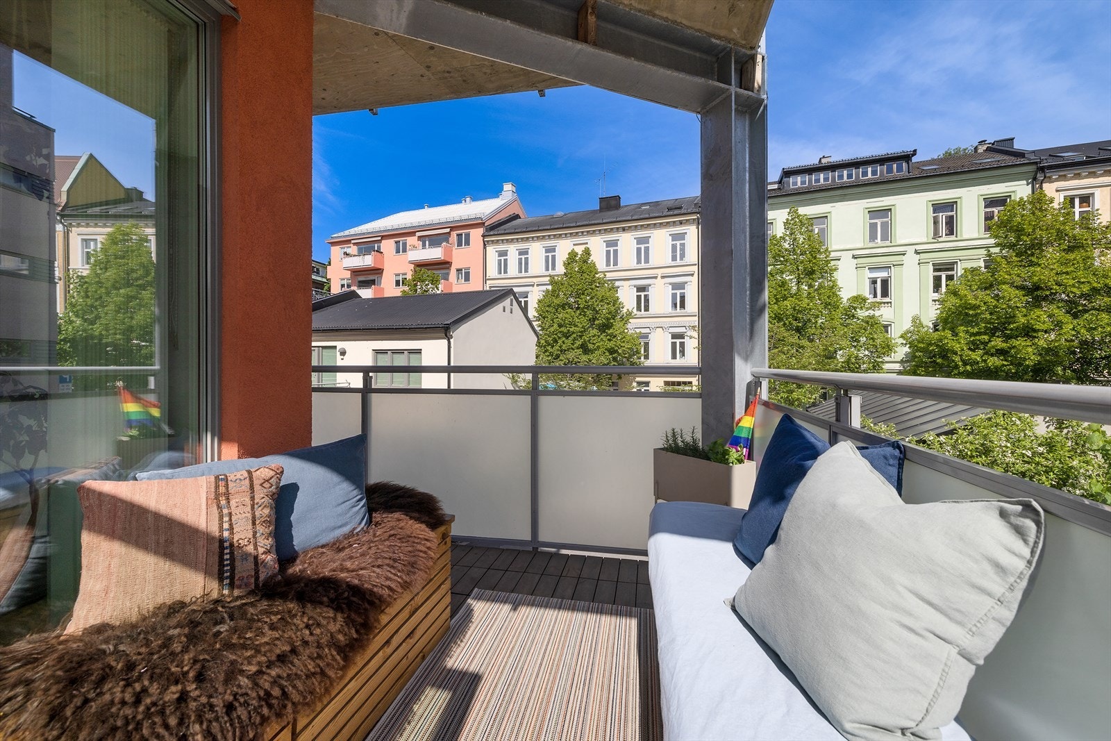 Balkongen på ca. 7m² og har hyggelig utsikt mot koselig bakgård/ bakgate Galleribilde