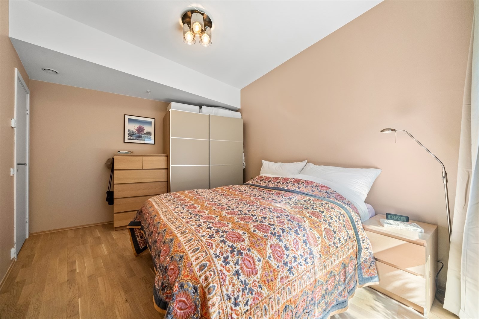 Her har du plass til dobbeltseng, nattbord på hver side og garderobeløsning Galleribilde