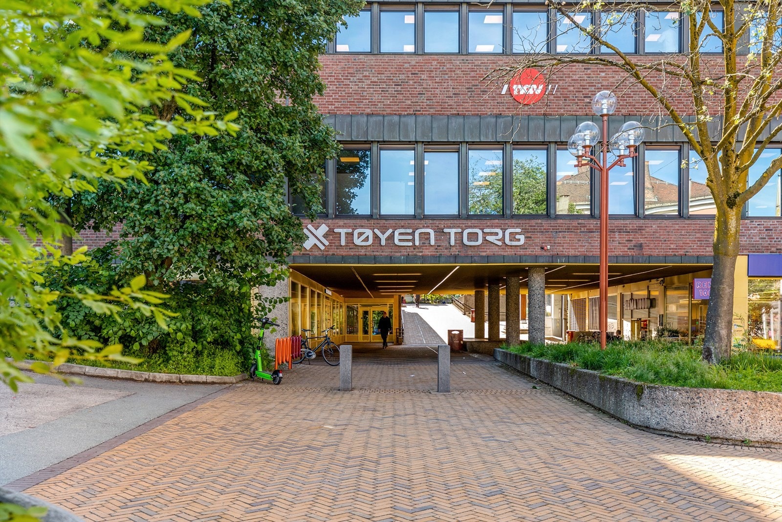 Tøyen Torg ligger bare 5 minutter gange unna, her kan du nyte koselige cafeèr, dagligvarebutikker, restauranter og frukt/grønnsaksbutikker. Galleribilde