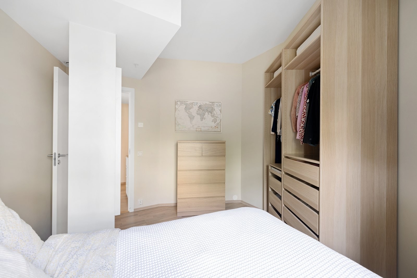 God plass til både oppbevaring og skrivebord Galleribilde