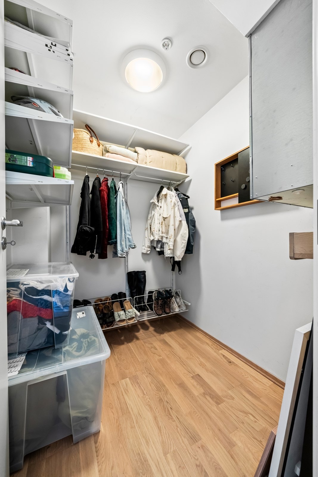 Romslig omkledningsrom med gode lagringsmuligheter. Galleribilde