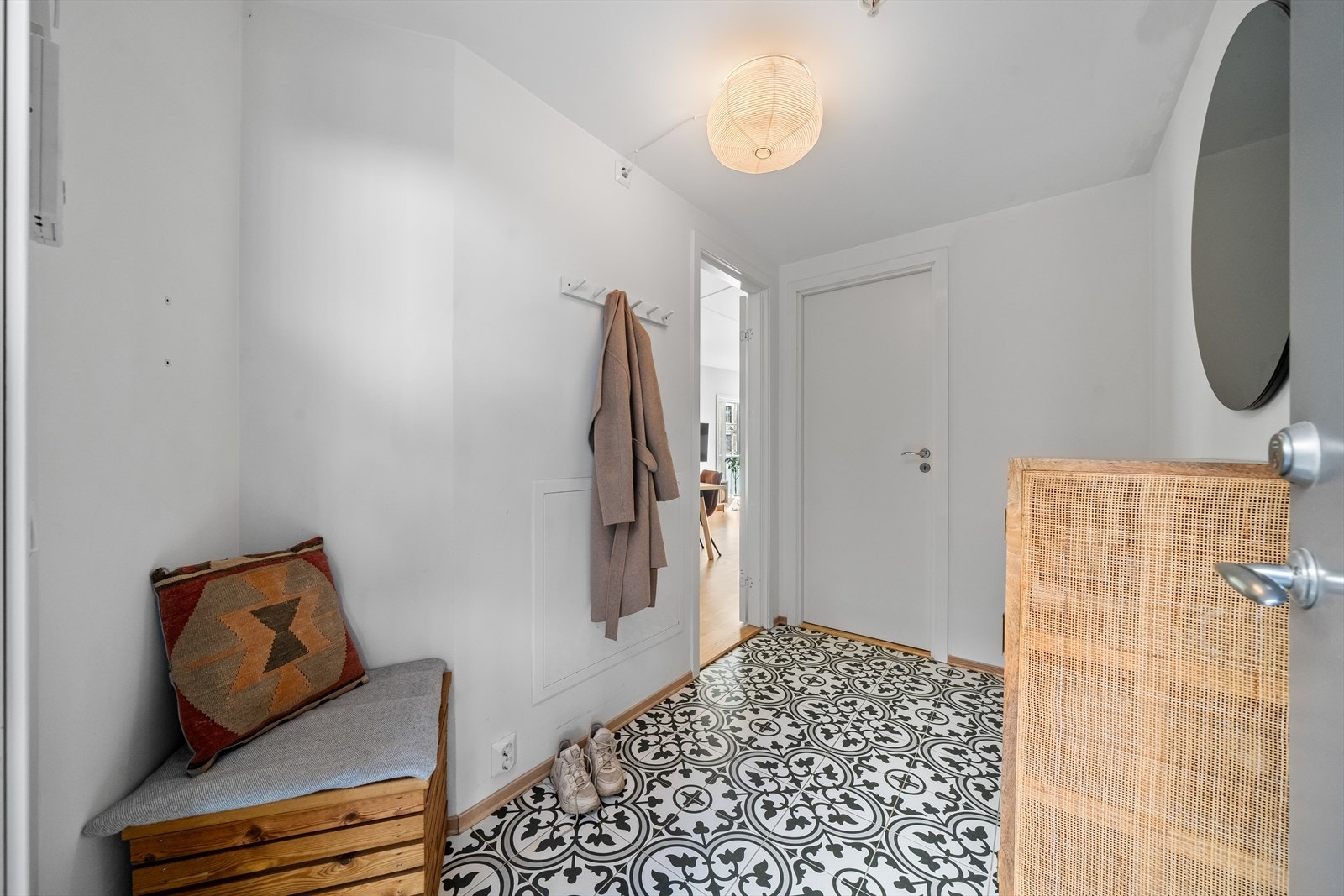 Boligen har 2 separate innganger, en i hver etasje, noe som gjør at man får rekkehusfølelsen midt i bykjernen. Her har du også en innvendig bod. Galleribilde