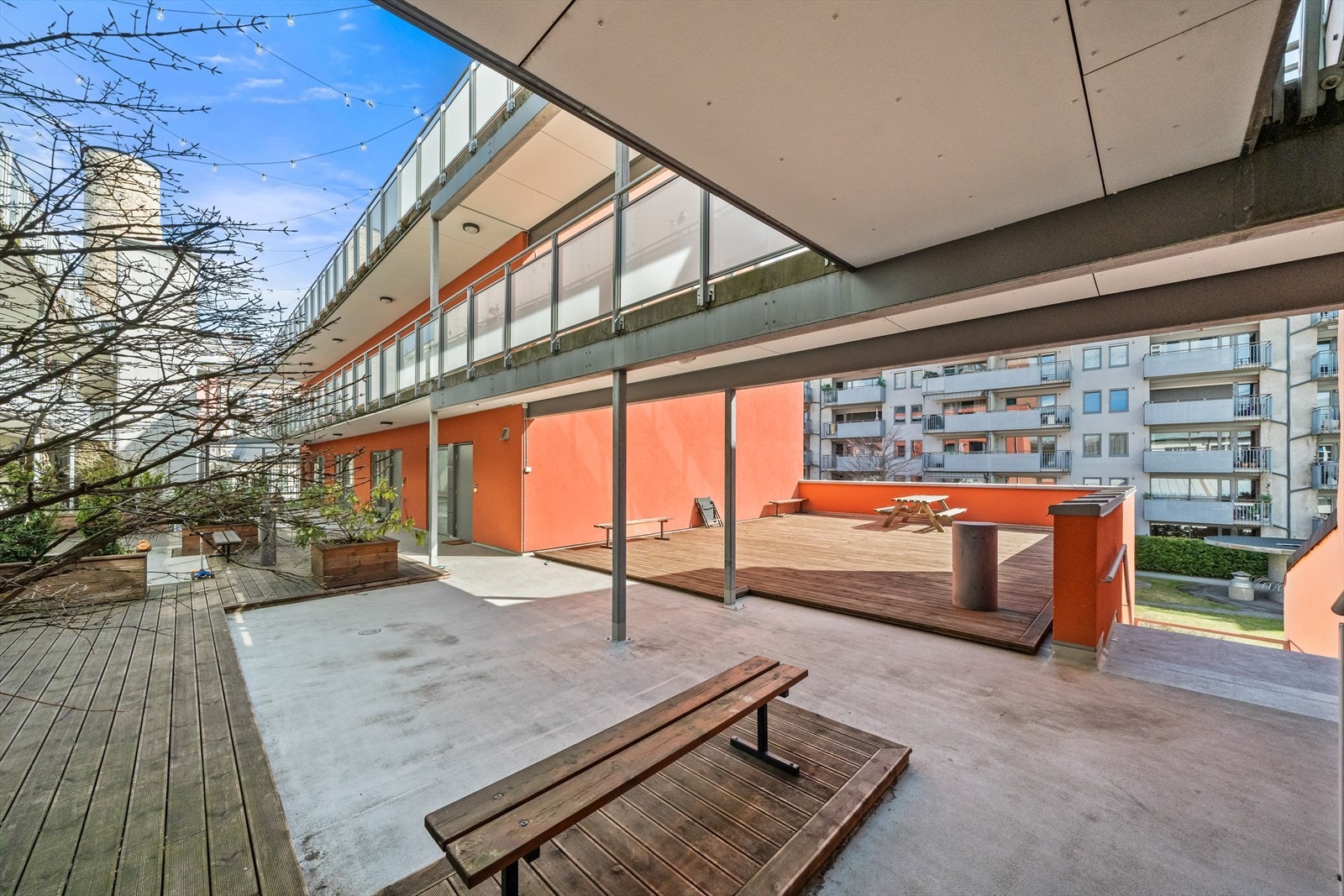 I tillegg til en solrik balkong, kan du ha større sammenkomster på felles terrassen til sameiet Galleribilde