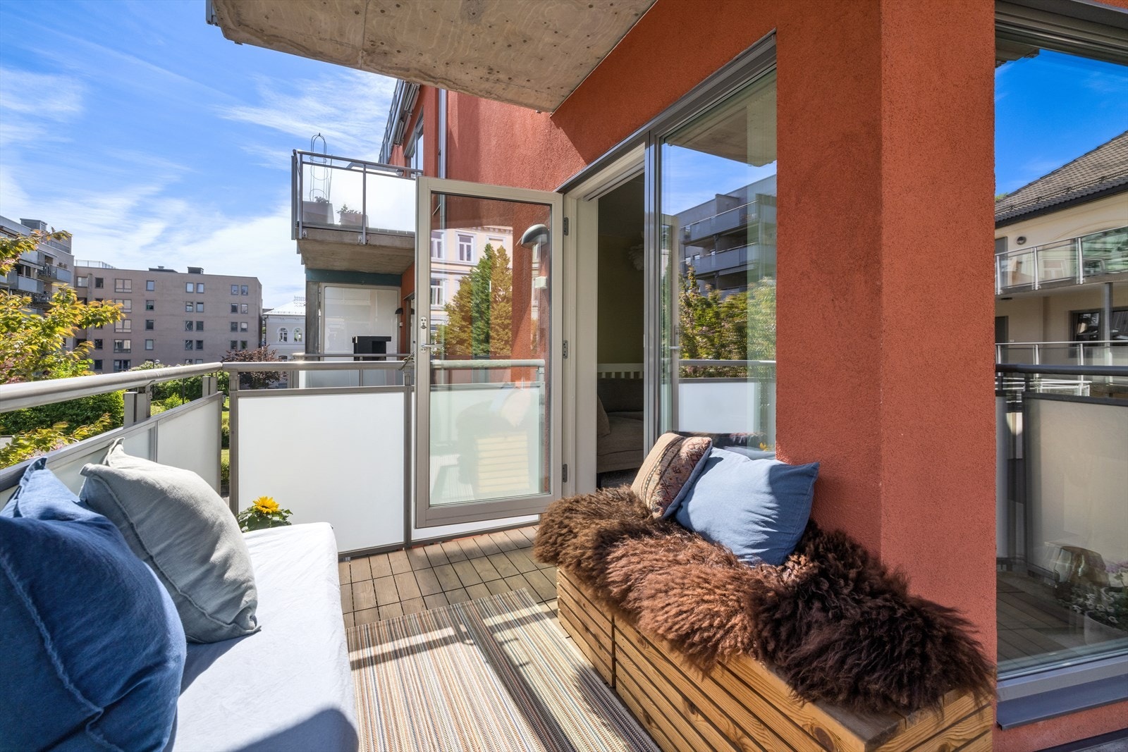 Balkongens beliggenhet skaper flere soner og det er plass til sofagruppe og ulike møbler Galleribilde