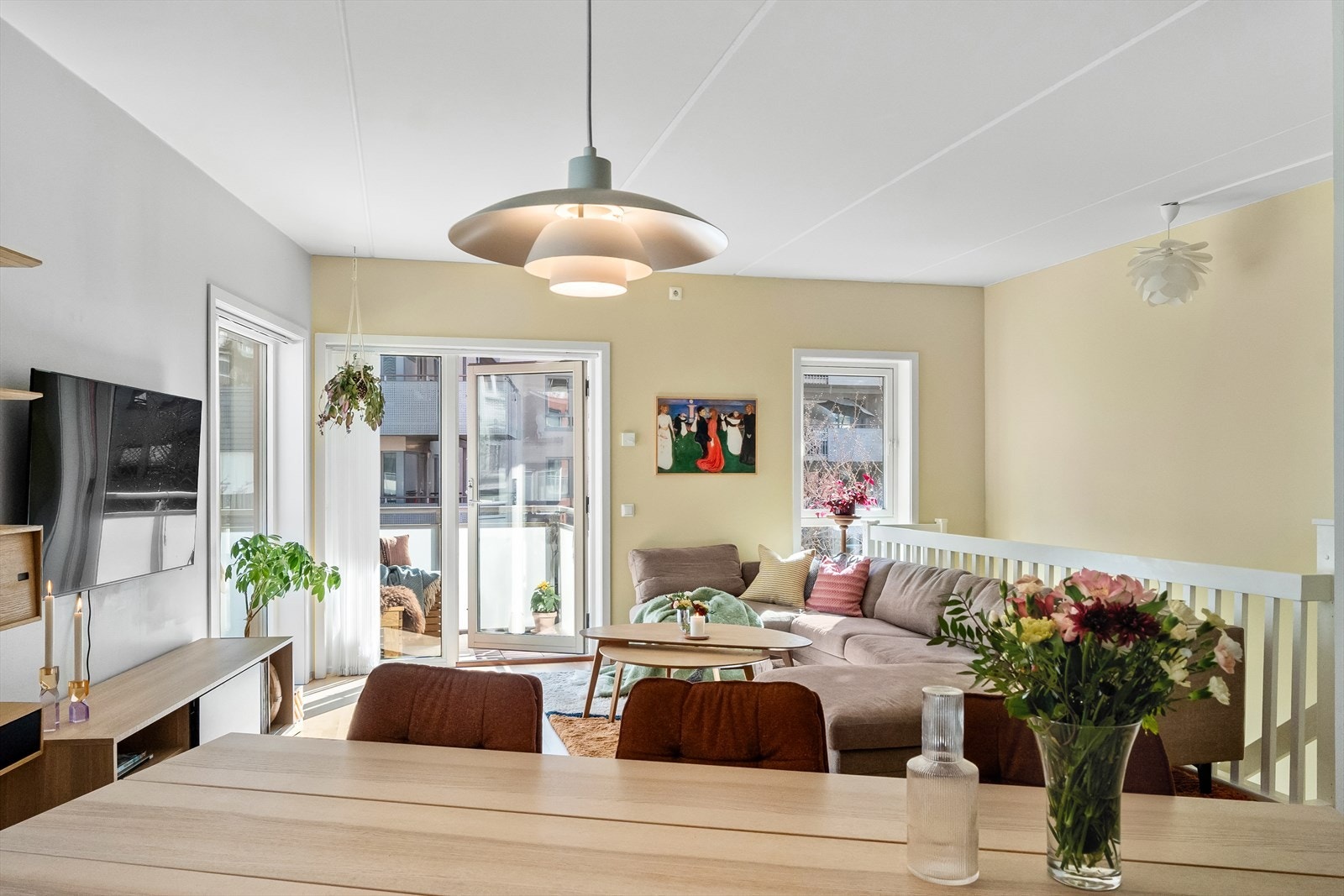 Lysmalte vegger og rikelig med lysinnslipp gir rommet en behagelig atmosfære Galleribilde