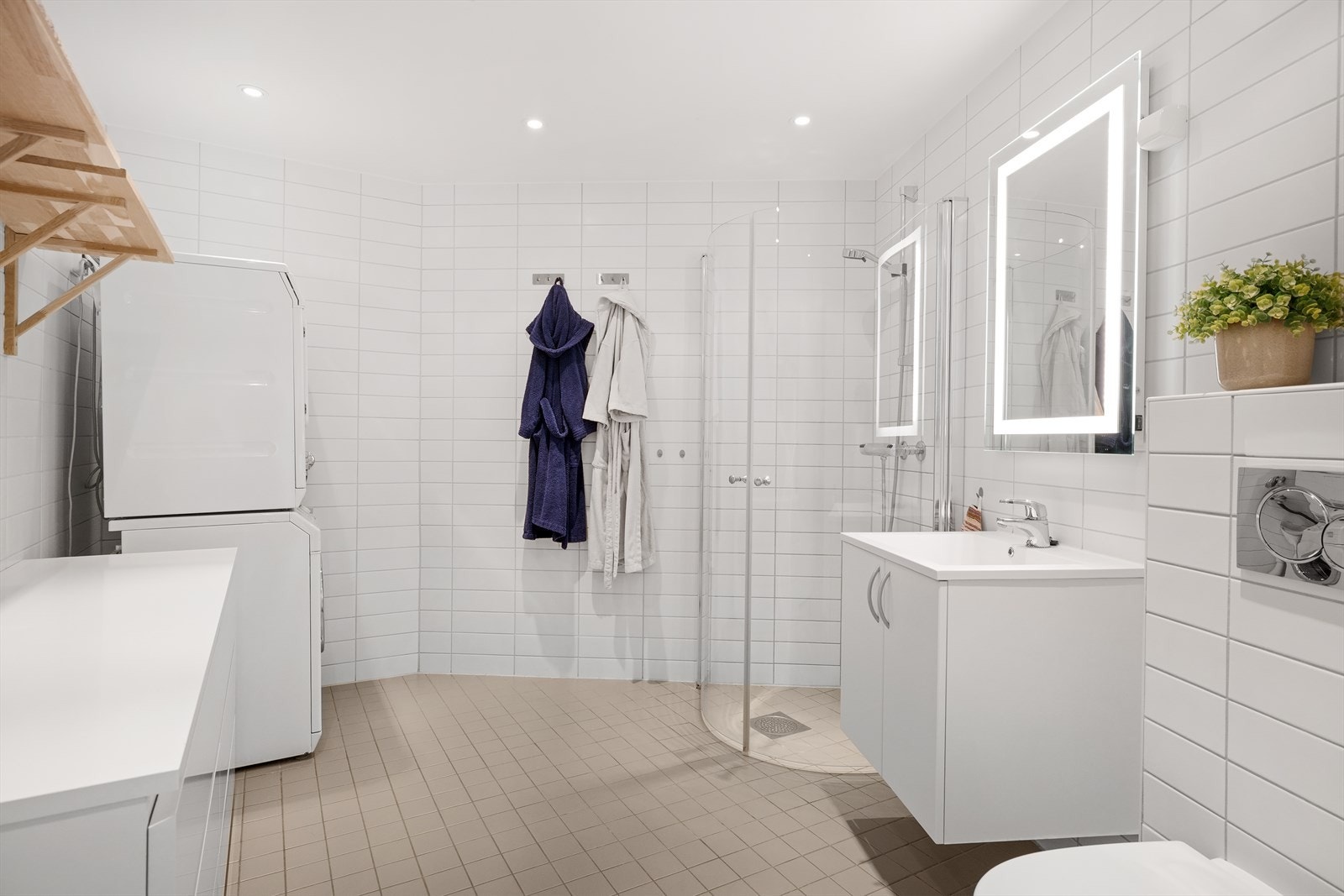 Stort, flislagt bad fra 2014 med elektrisk gulvvarme. God plass til å sette i badekar om ønskelig. Galleribilde