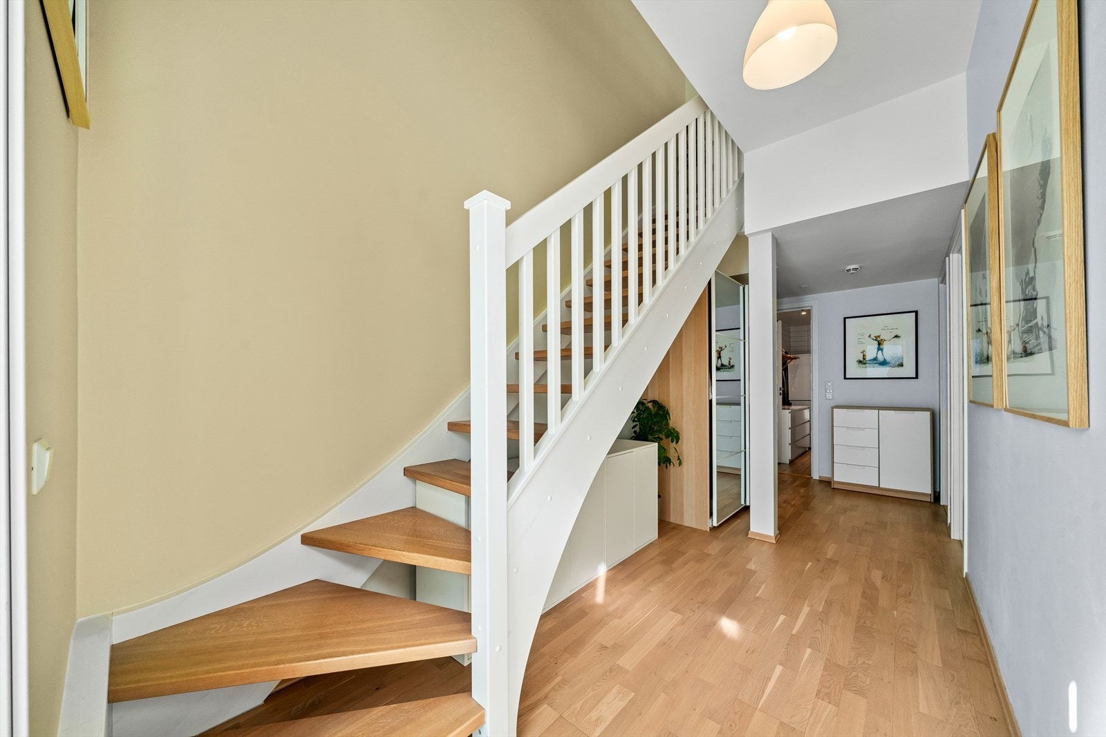 Underetasjen byr på to soverom, stort bad og gode oppbevaringsmuligheter i skyvedørsgarderobe Galleribilde