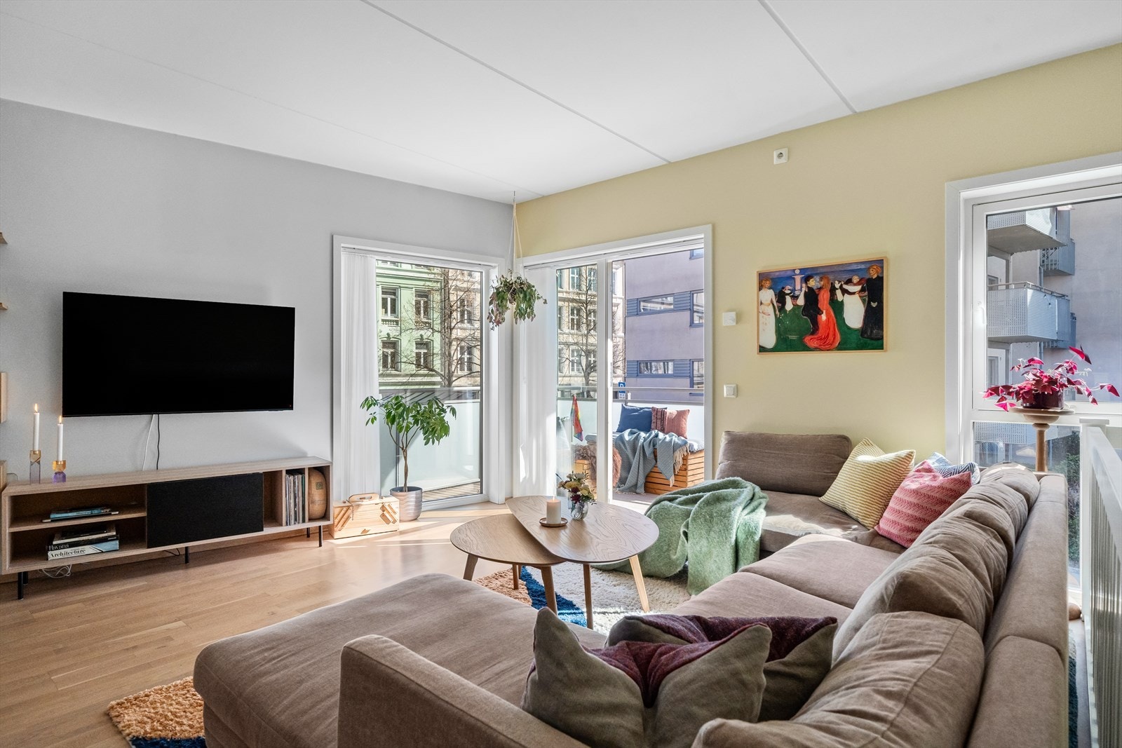 Fra stuen har du direkte tilgang til leilighetens solrike balkong Galleribilde