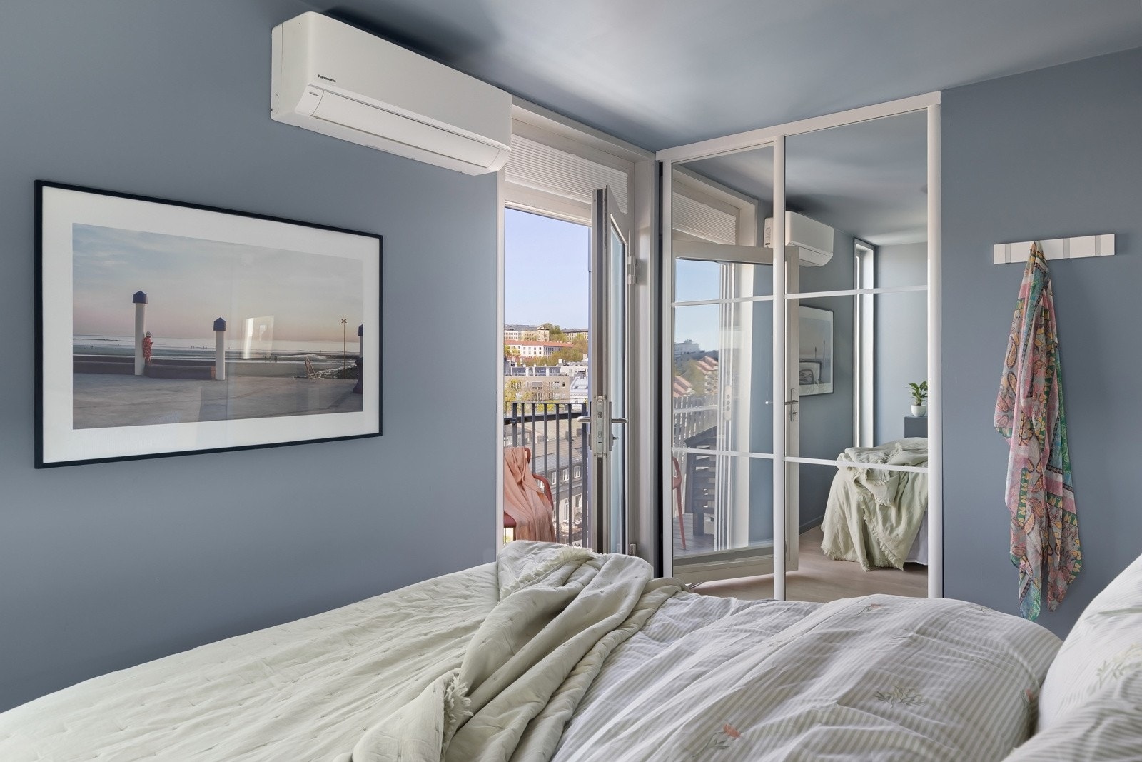 Luft-til-luft varmepumpe - Skyvedørsgarderobe med speilfronter for lagringsplass. Galleribilde