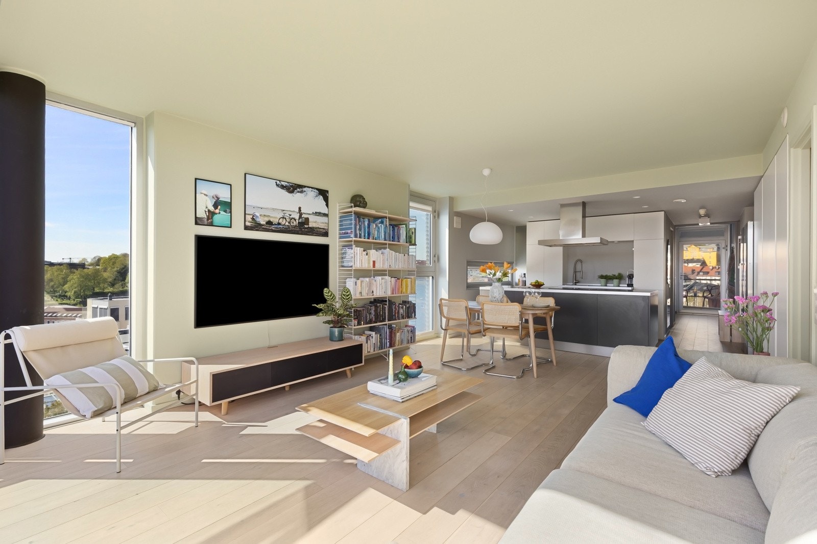 Store vindusflater i tre himmelretninger sørger for rikelig med naturlig lysinnslipp. Galleribilde