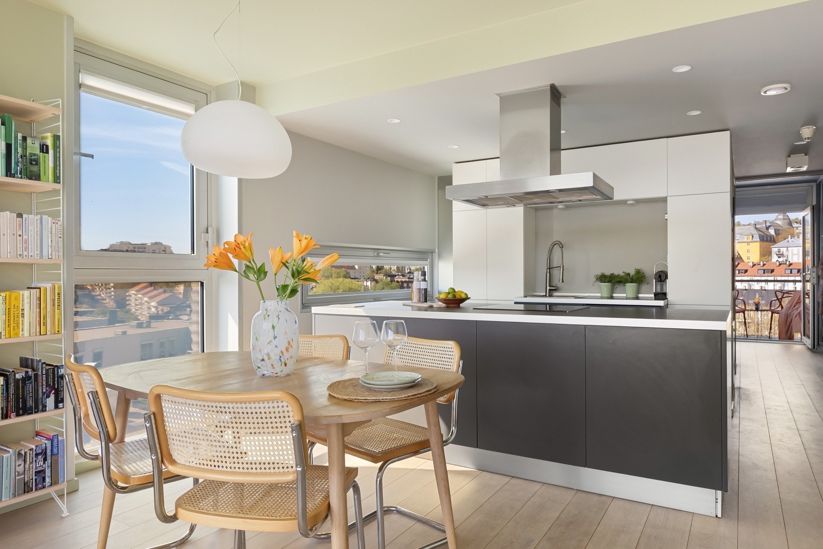 Kjøkkenet er av høy kvalitet med materialer fra anerkjente Poliform Varenna, levert av Expo Nova. Galleribilde