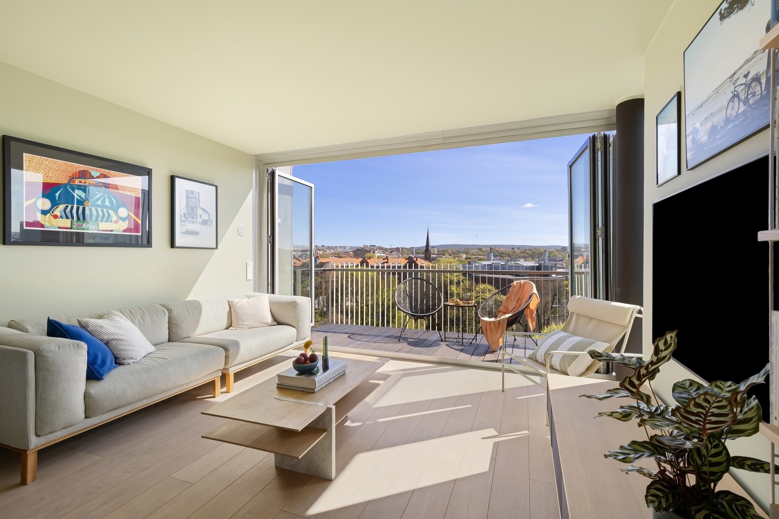 God plass til stor salong med tilhørende møblement og stort spisebord. Galleribilde